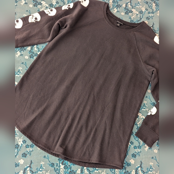 Torrid Black Tunic Length Sweatshirt w Graphic Skull Sleeves Sz 1 GC Plz Read - Picture 6 of 13